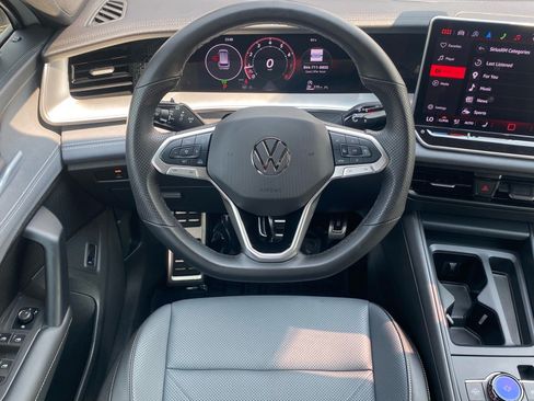 Used 2025 Volkswagen Tiguan SE R-Line AWD/4WD image 6