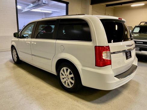 Used 2016 Chrysler Town & Country Touring FWD image 8