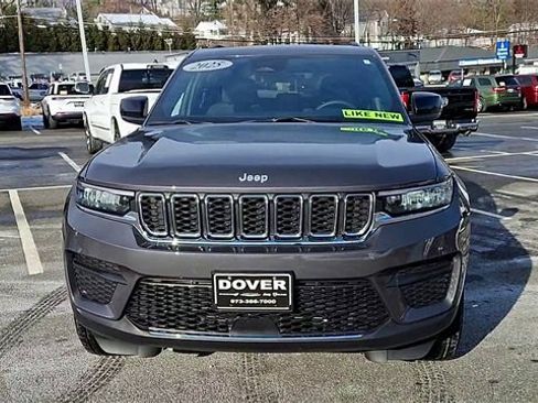 Used 2025 Jeep Grand Cherokee Laredo X image 3