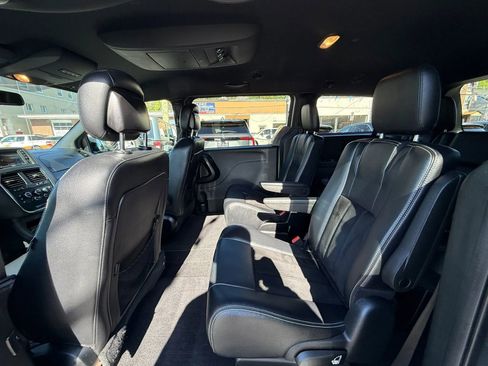 Used 2015 Dodge Grand Caravan SXT image 40