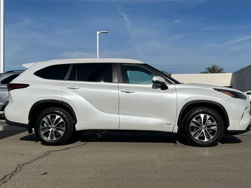 Certified 2025 Toyota Highlander XLE image 3