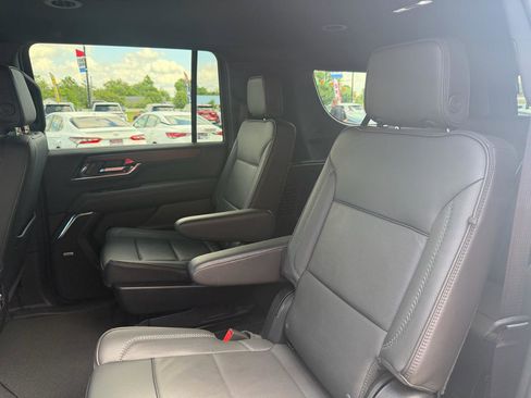 Used 2025 GMC Yukon XL Denali AWD/4WD image 19