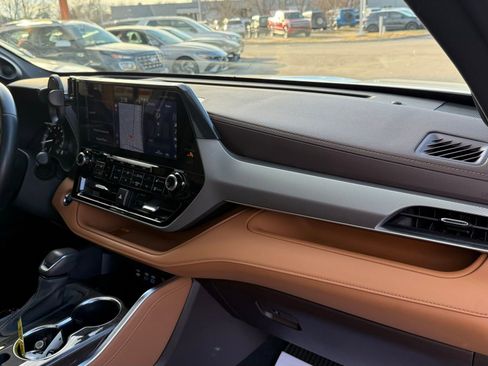 Used 2022 Toyota Highlander Platinum image 18