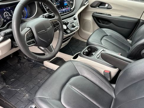 Used 2024 Chrysler Pacifica Touring-L image 11