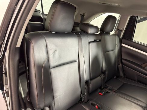 Used 2017 Toyota Highlander XLE w/ Carpet Mat Package AWD/4WD image 24