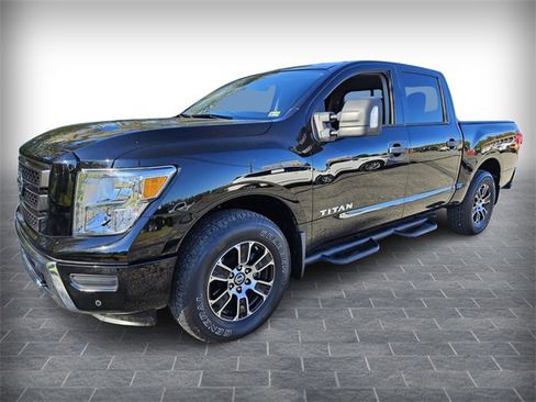 Used 2022 Nissan Titan SV w/ SV Convenience Package image 3