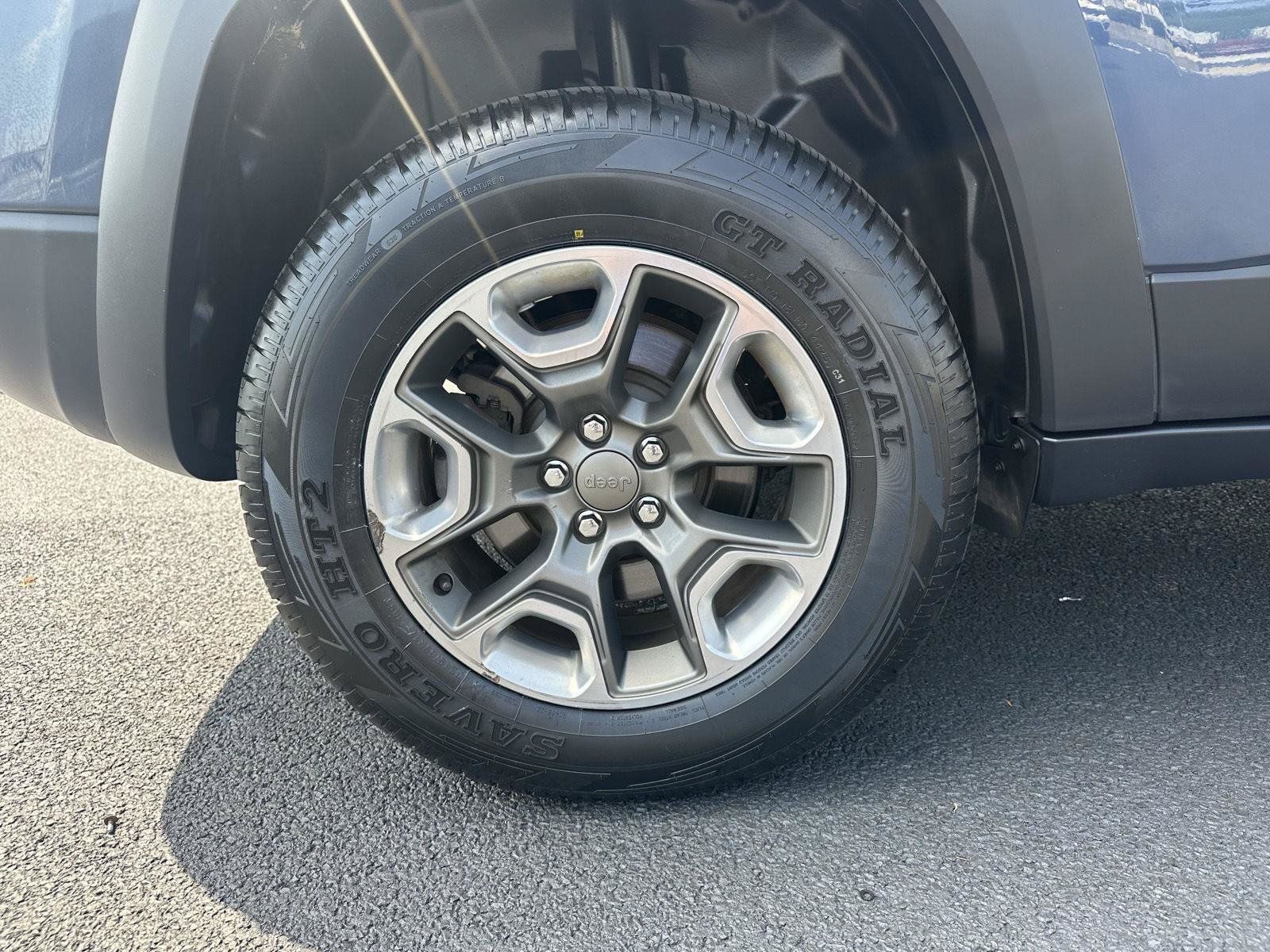 Used 2019 Jeep Cherokee Trailhawk w/ Comfort/Convenience Group AWD/4WD image 18