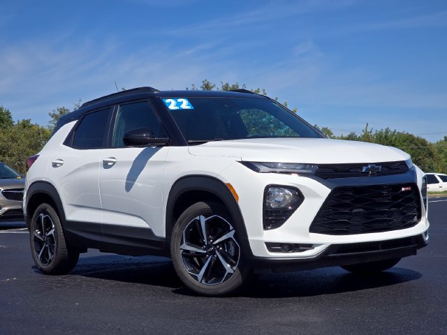 Used 2022 Chevrolet TrailBlazer RS w/ Technology Package FWD image 2