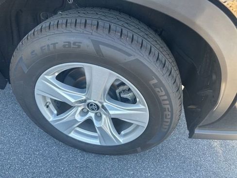 Used 2024 Toyota Highlander LE FWD image 19