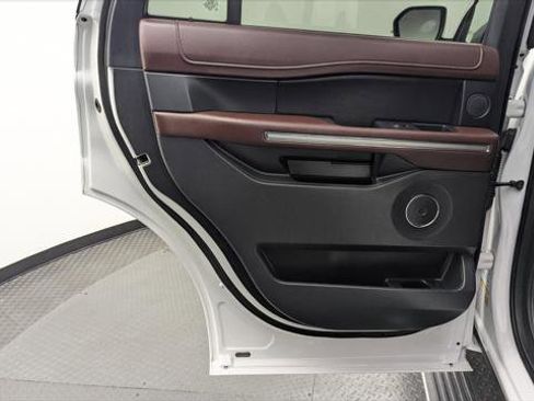 Used 2024 Ford Expedition Limited image 13