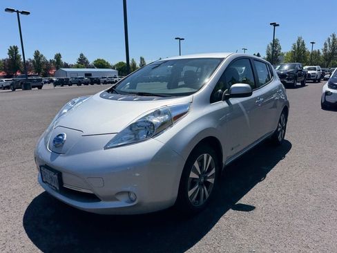 Used 2017 Nissan Leaf SV w/ Premium Package FWD image 3