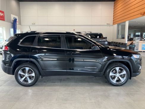Used 2019 Jeep Cherokee Limited w/ Technology Group AWD/4WD image 4