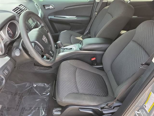 Used 2019 Dodge Journey SE FWD image 3
