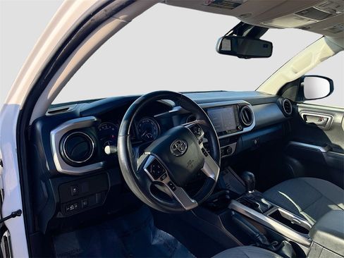 Used 2022 Toyota Tacoma SR5 w/ Technology Package image 9