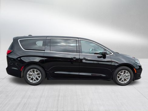 Used 2025 Chrysler Pacifica Select FWD image 8