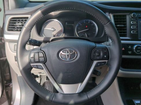 Used 2019 Toyota Highlander XLE FWD image 11