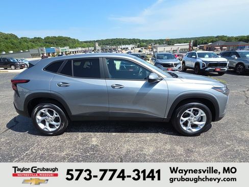 New 2026 Chevrolet Trax LS w/ LS Convenience Package FWD image 9