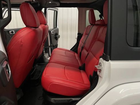 Used 2024 Jeep Wrangler Unlimited w/ Convenience Group AWD/4WD image 39