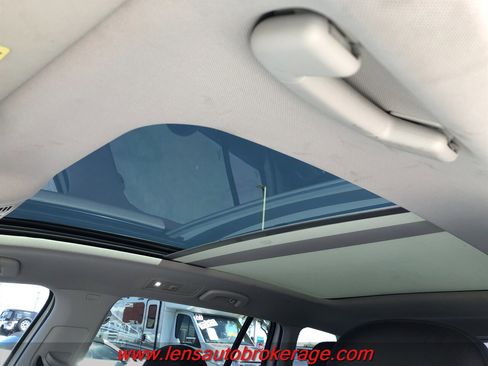 Used 2017 Volkswagen Golf SE image 16