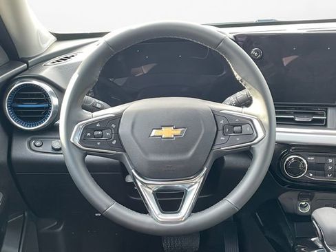Used 2025 Chevrolet Trax LT w/ LT Convenience Package image 12