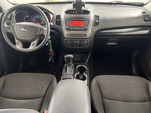 Used 2014 Kia Sorento LX image 3