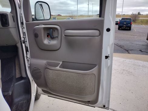 Used 2000 Chevrolet Express 1500 Passenger w/ LS Preferred Equipment Group RWD image 20