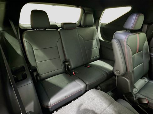 Used 2024 Chevrolet Traverse RS image 29