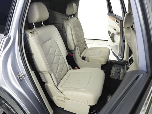 Used 2024 Volkswagen Atlas SE w/ Black Wheel Package AWD/4WD image 19