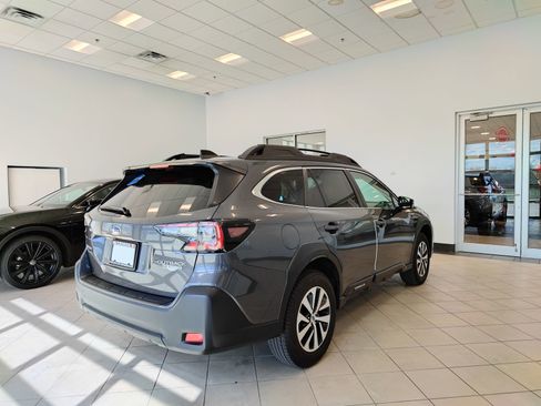 Used 2025 Subaru Outback Premium AWD/4WD image 3
