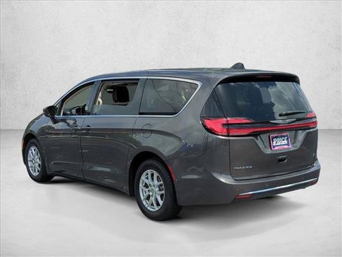 Used 2023 Chrysler Pacifica Touring-L FWD image 8