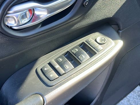 Used 2019 Jeep Cherokee Limited image 25