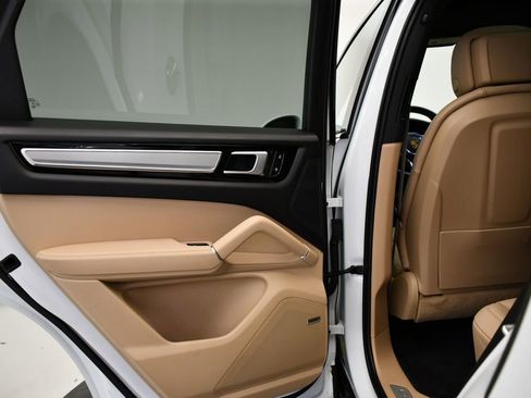 Used 2022 Porsche Cayenne Platinum Edition image 41