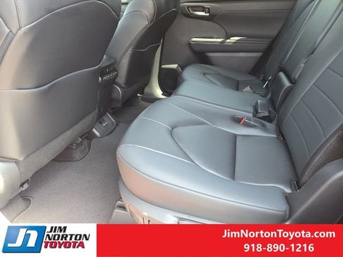 Used 2026 Toyota Highlander XLE AWD/4WD image 32