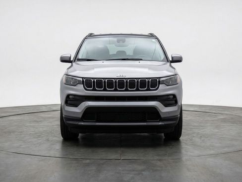 Used 2025 Jeep Compass Limited image 2