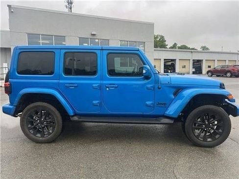 Used 2022 Jeep Wrangler Unlimited Sahara AWD/4WD image 40