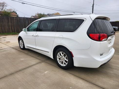 Used 2020 Chrysler Pacifica Touring-L image 5