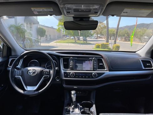 Used 2019 Toyota Highlander XLE FWD image 13