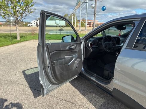 Used 2025 Chevrolet Trax RS w/ Driver Confidence Package FWD image 9