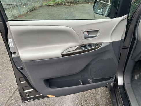 Used 2019 Toyota Sienna XLE w/ XLE Navigation Package image 9