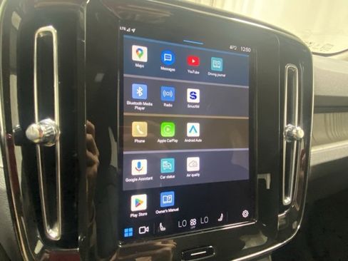 Used 2025 Volvo XC40 B5 Plus image 19