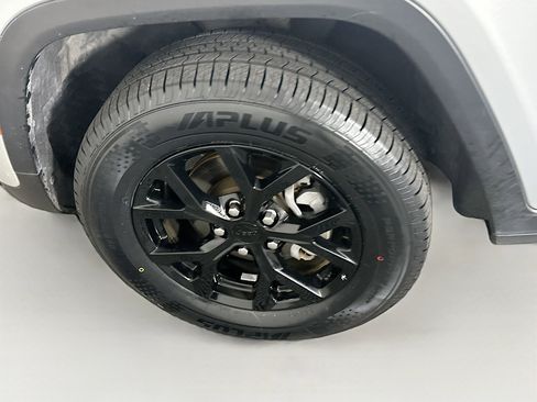 Used 2024 Jeep Grand Cherokee Altitude image 11