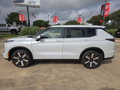 New 2026 Mitsubishi Outlander SE FWD image 2