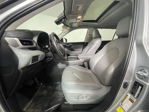 Certified 2025 Toyota Highlander XLE AWD/4WD image 9