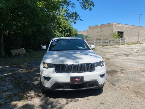 Used 2019 Jeep Grand Cherokee Laredo AWD/4WD image 8