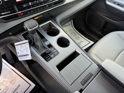 Used 2025 Toyota Sienna XLE image 10