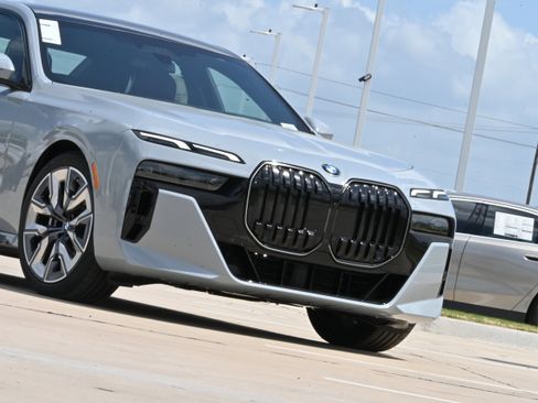 New 2026 BMW 740i image 37
