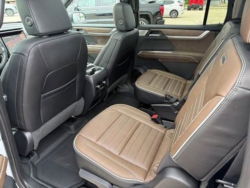 New 2026 GMC Acadia Denali Ultimate w/ LPO, Floor Liner Package AWD/4WD image 24