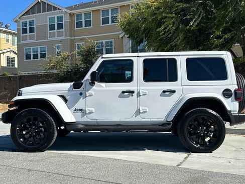 Used 2025 Jeep Wrangler Unlimited Sahara AWD/4WD image 7