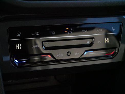 Certified 2022 Volkswagen Tiguan SE image 23