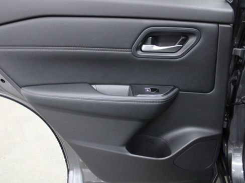 Used 2024 Nissan Rogue SL AWD/4WD image 18